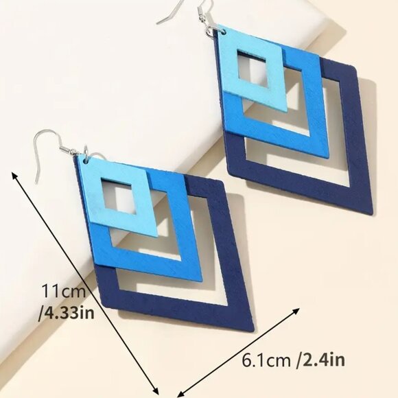 🌺 🌺 🌺Statement Diamond Shaped Blue Toned Lightweight Wood Earrings. - Picture 4 of 5